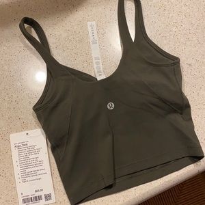 I’m selling this Lululemon align tank because it doesn’t fit me.